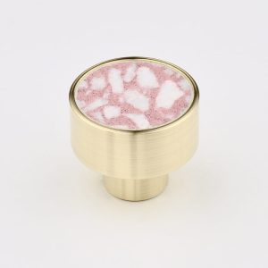 MOSIĘŻNY UCHWYT Z RÓŻOWYM TERRAZZO