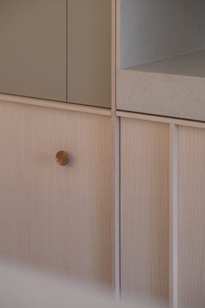 INA L uchwyt jednopunktowy mosiężny szczotkowany nielakierowany