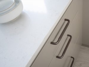 Uchwyt meblowy podłużny Helix Stripe 128 Aluminiowy Ciemny Brąz