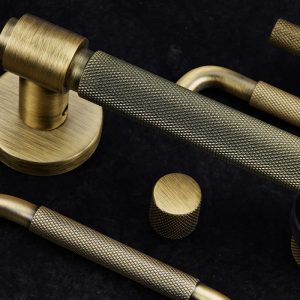 Klamka do drzwi Helix 200 Metalowa Antyczny brąz Standard Skandynawski