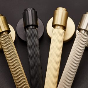 Klamka do drzwi Helix Stripe 200 Srebrna Szczotkowana Standard Skandynawski