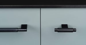 UCHWYT MEBLOWY PODŁUŻNY ARPA 320 ALUMINIOWY CZARNY SZCZOTKOWANY