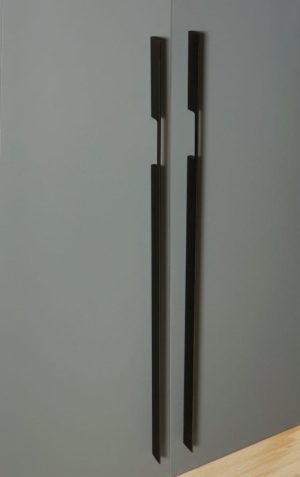 Uchwyt meblowy podłużny Peak 1120 Aluminiowy Czarny Szczotkowany (niesymetryczny)