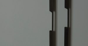 Uchwyt meblowy podłużny Peak 1120 Aluminiowy Czarny Szczotkowany (niesymetryczny)