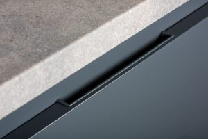 Uchwyt meblowy wpuszczany Hide 180 Czarny Mat