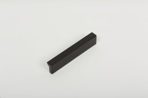 UCHWYT MEBLOWY PODŁUŻNY ANGLE 100 ALUMINIOWY CZARNY