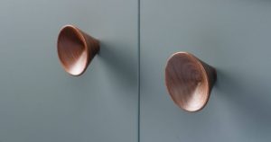 GAŁKA MEBLOWA CONIC 29 DREWNIANA ORZECH WŁOSKI