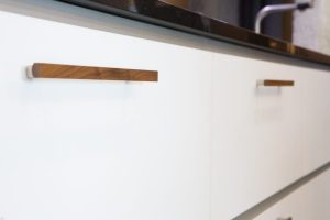 UCHWYT MEBLOWY PODŁUŻNY ARA W 160 ORZECH WŁOSKI Z ALUMINIUM