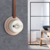 Włącznik porcelanowy w ramce drewnianej z otworem na metalową rurkę