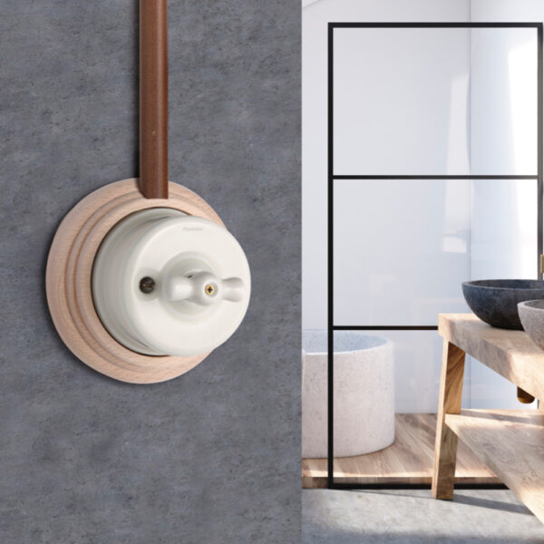 Włącznik porcelanowy w ramce drewnianej z otworem na metalową rurkę