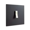 Włącznik pojedynczy w ramce black aluminium RAL 9005 z kolekcji Bridge