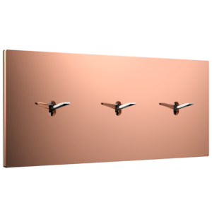 Włączniki w ramce 3-krotnej bright copper brass z kolekcji Font 5.1