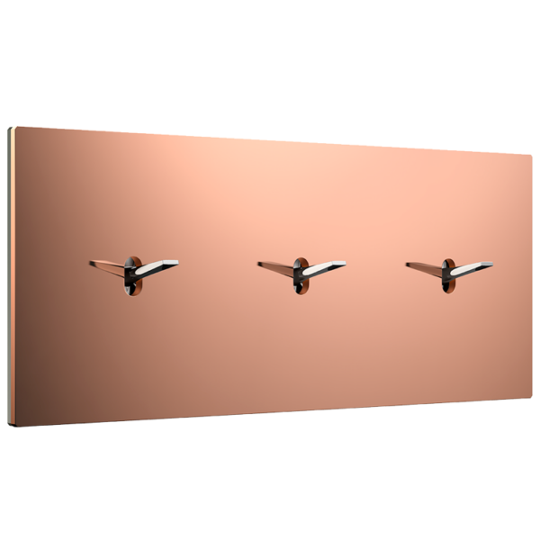 Włączniki w ramce 3-krotnej bright copper brass z kolekcji Font 5.1
