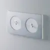Ramka 2-krotna z szczotkowanego aluminium z dwoma włącznikami pojedynczymi z błyszczącymi, białymi plakietkami