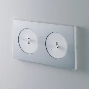 Ramka 2-krotna z szczotkowanego aluminium z dwoma włącznikami pojedynczymi z błyszczącymi, białymi plakietkami