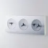 Ramka 2-krotna z szczotkowanego aluminium z dwoma włącznikami pojedynczymi i jednym włącznikiem podwójnym, z chromowanymi dźwigniami i srebrnymi plakietkami