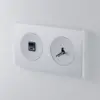 Ramka 2-krotna z szczotkowanego aluminium z włącznikiem pojedynczym i ładowarką USB A+C 20W, z chromowaną dźwignią i srebrnymi plakietkami