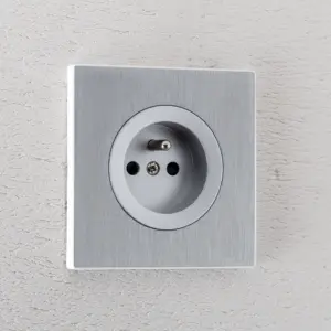 Gniazdo 230V z srebrną plakietką w ramce z szczotkowanego aluminium