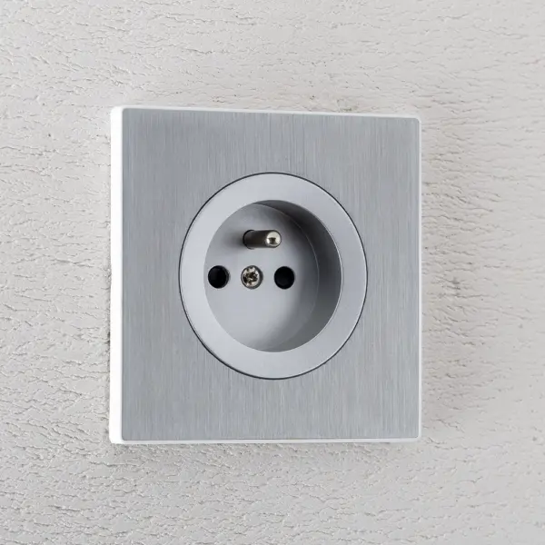 Gniazdo 230V z srebrną plakietką w ramce z szczotkowanego aluminium