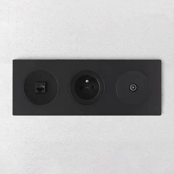 Ramka 3-krotna matowa, czarna z gniazdem RJ45, 230V i TV,  z matowymi, czanymi plakietkami