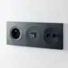 Ramka 3-krotna matowa, czarna z ładowaką USB A+C 20W, włącznikiem podwójnym i gniazdem 230V z matowymi, czanymi plakietkami