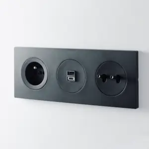 Ramka 3-krotna matowa, czarna z ładowaką USB A+C 20W, włącznikiem podwójnym i gniazdem 230V z matowymi, czanymi plakietkami