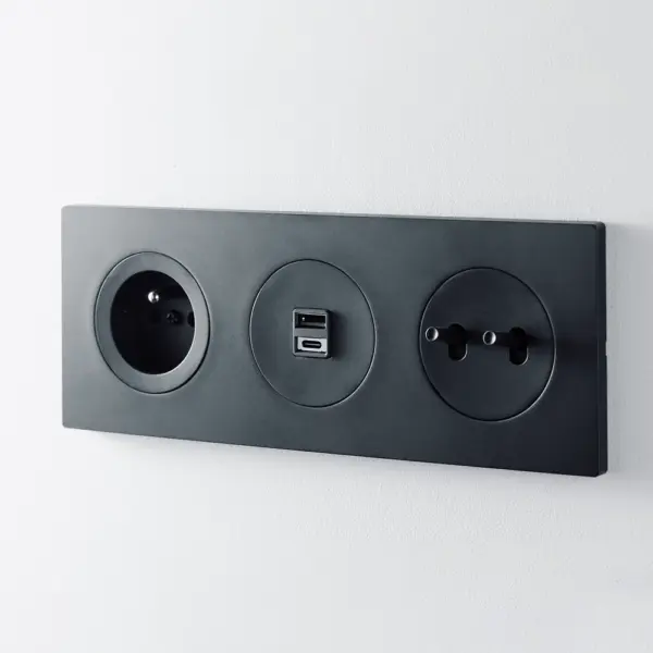 Ramka 3-krotna matowa, czarna z ładowaką USB A+C 20W, włącznikiem podwójnym i gniazdem 230V z matowymi, czanymi plakietkami