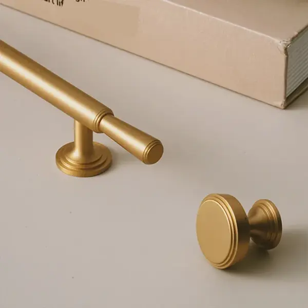 Uchwyt meblowy mosiężny, prosty