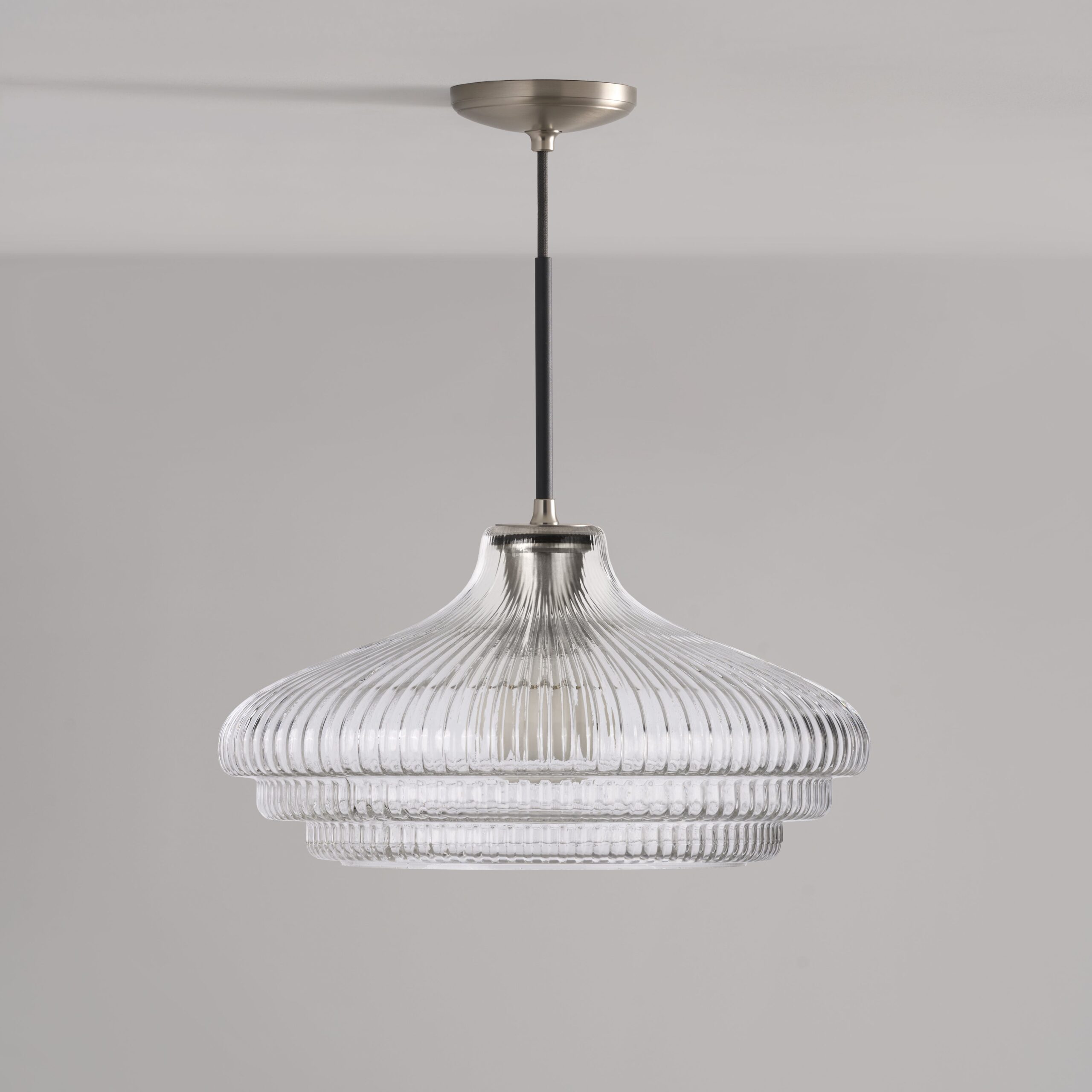 Brookfield duża lampa wisząca z ryflowanym szkłem – Satynowy nikiel