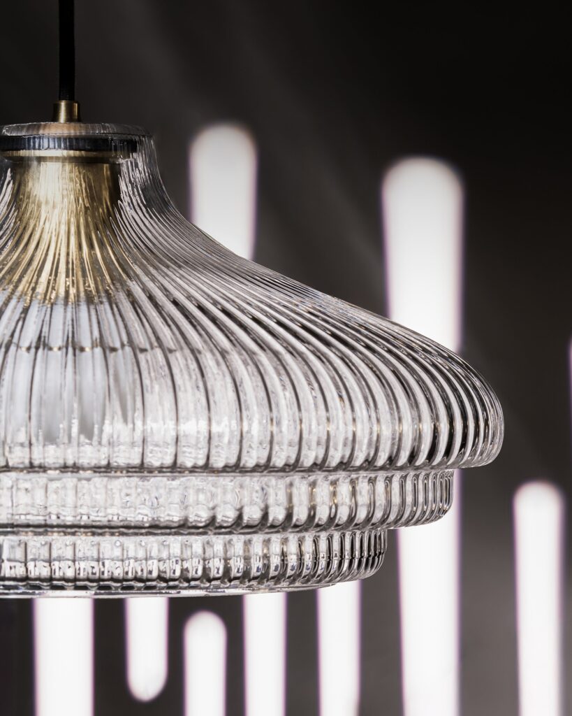 Brookfield duża lampa wisząca z ryflowanym szkłem – Antyczny mosiądz