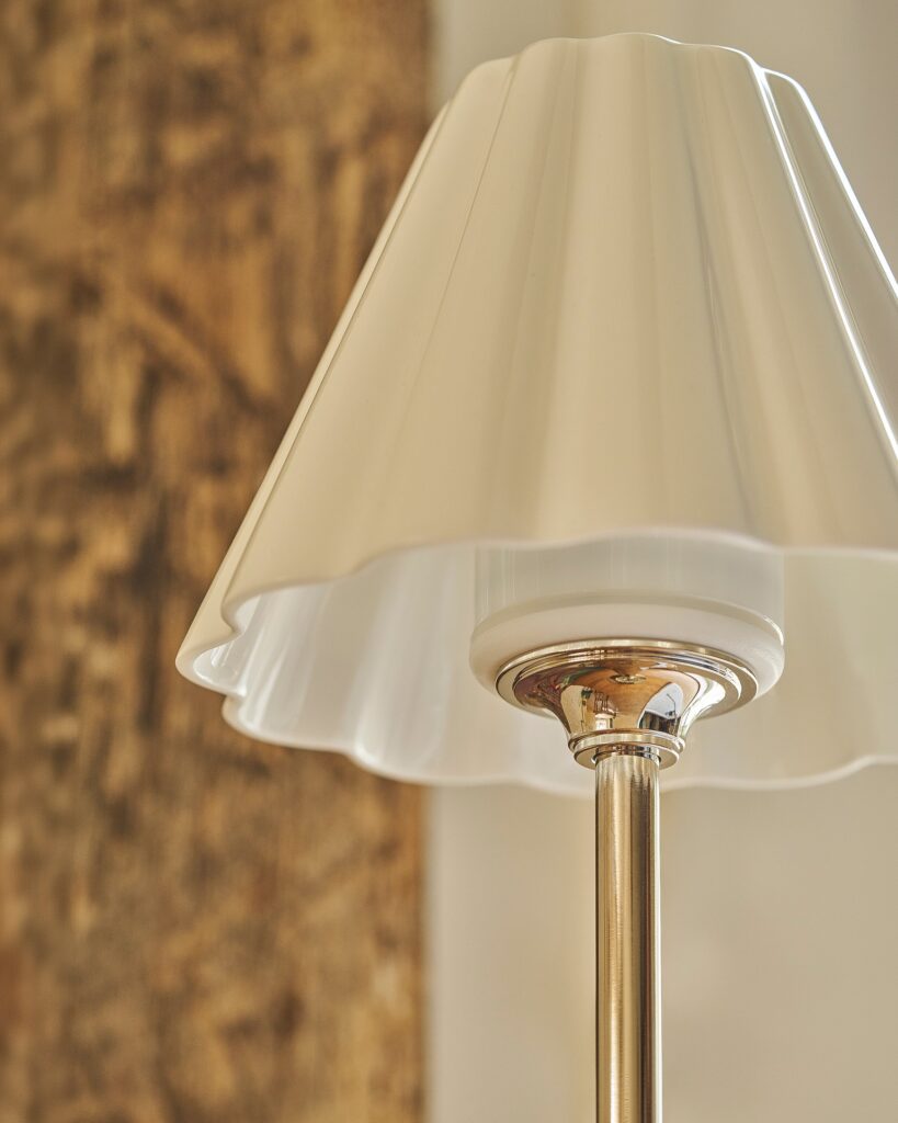 Cotswold lampa stołowa z delikatną porcelaną z możliwością ładowania – Polerowany nikiel