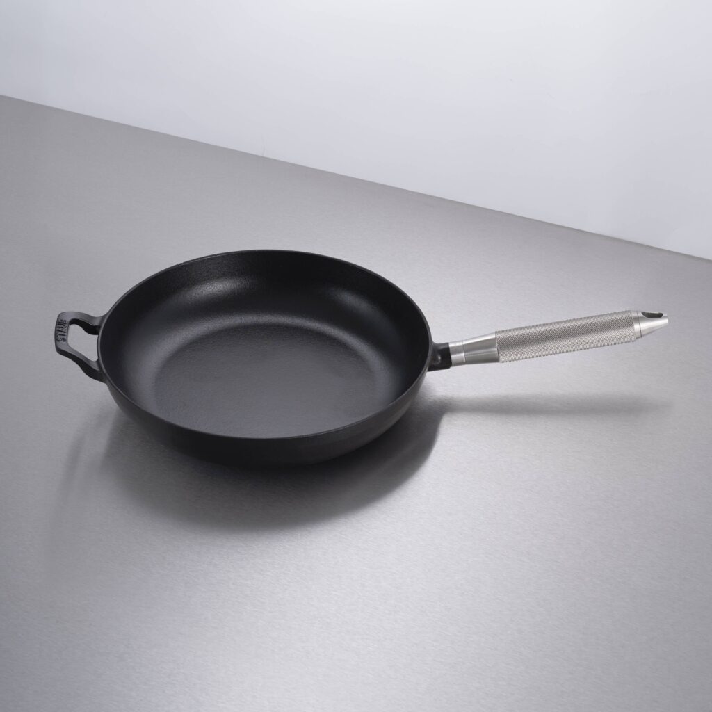 Patelnia Staub 28 cm ze m radełkowanym uchwytem – Czarny