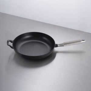 Patelnia Staub 28 cm ze m radełkowanym uchwytem – Czarny