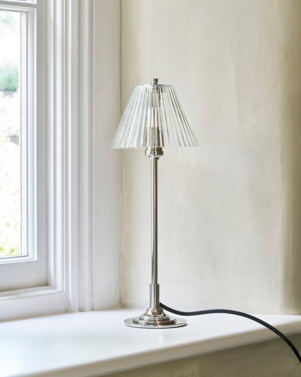 Cotswold mała lampa stołowa z ryflowanym szkłem – Polerowany nikiel