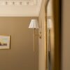 Cotswold kinkiet ścienny z delikatną porcelaną – Antyczny mosiądz