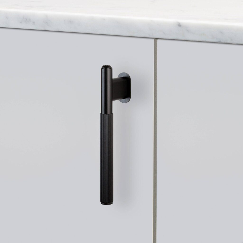 Uchwyt meblowy L-Bar Linear 125 – Czarny