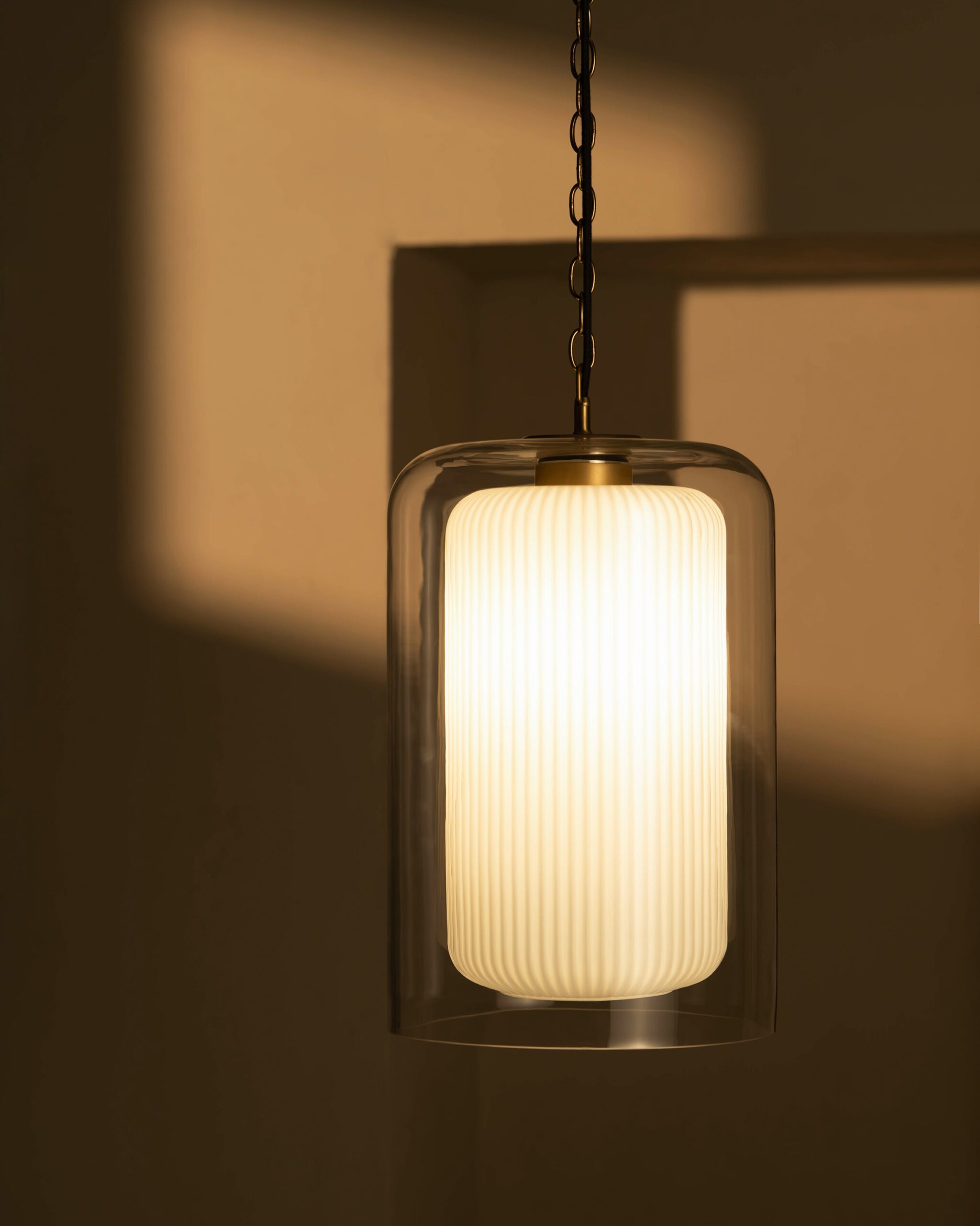 Windsor duża lampa wisząca z opalowym szkłem – Antyczny mosiądz