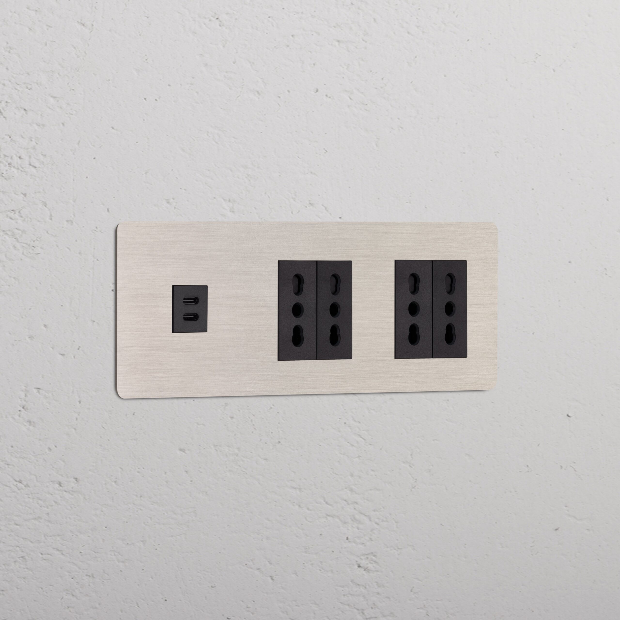 Kew Gniazdo USB-C 30 W i Bipasso x 4 w potrójnej ramce – Satynowy nikiel, Czarny