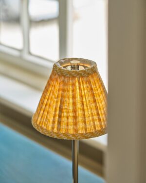 Cotswold plisowana lampa stołowa lniany odcień żółci z możliwością ładowania – Polerowany nikiel
