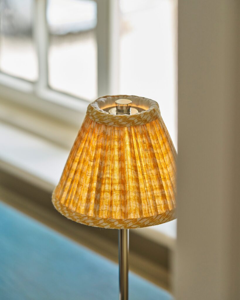 Cotswold plisowana lampa stołowa lniany odcień żółci z możliwością ładowania – Polerowany nikiel