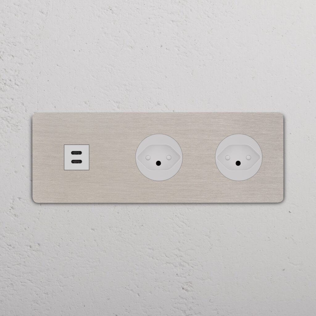 Grove Gniazdo USB-C 30W i szwajcarskie typu J x 2 w potrójnej ramce – Satynowy nikiel, Biały