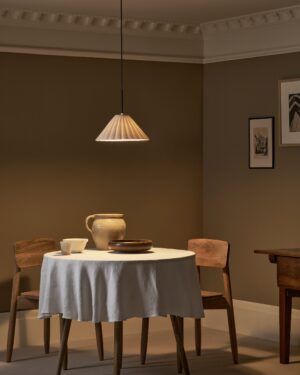 Cotswold średnia lampa wisząca z delikatną porcelaną – Polerowany nikiel