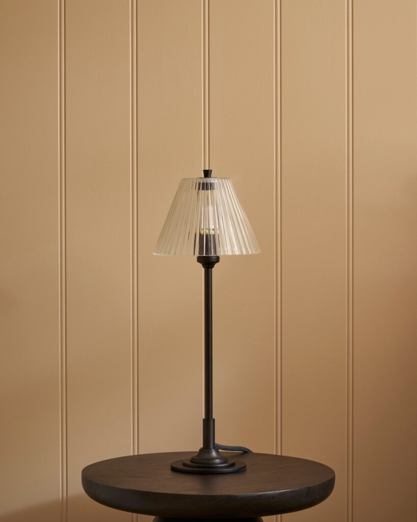 Cotswold mała lampa stołowa z ryflowanym szkłem – Brąz