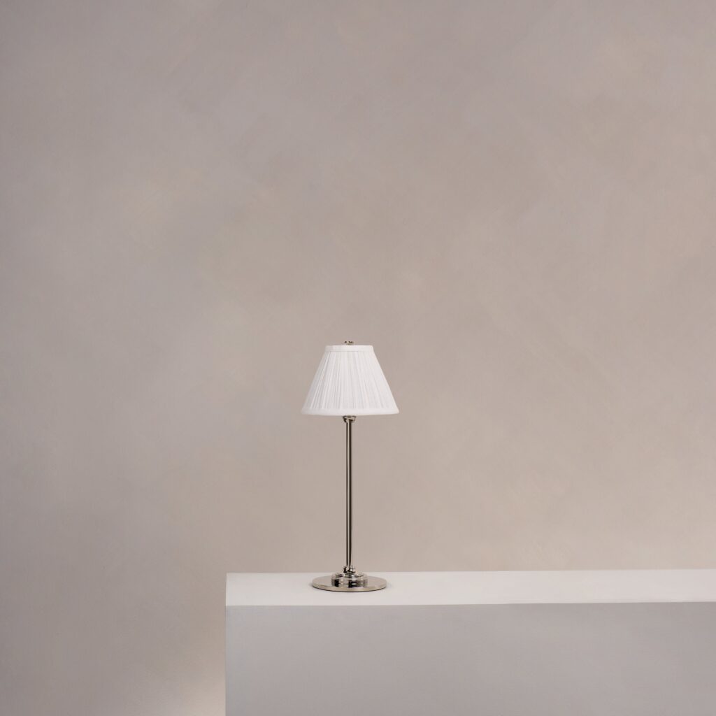 Cotswold plisowana lampa stołowa biały alabaster z możliwością ładowania – Polerowany nikiel