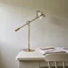 Richmond lampa na biurko z delikatnej porcelany – Antyczny mosiądz