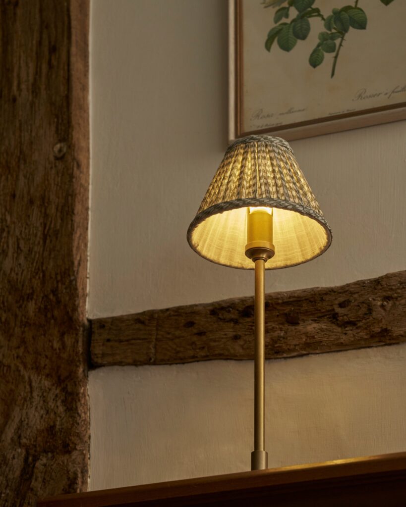 Cotswold mała plisowana lampa stołowa zielony mech – Antyczny mosiądz