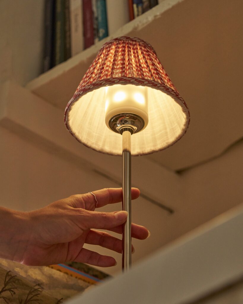 Cotswold plisowana lampa stołowa ceglastoczerwony z możliwością ładowania – Polerowany nikiel