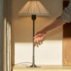 Cotswold średnia plisowana lampa stołowa biały alabaster – Brąz