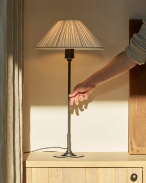 Cotswold średnia plisowana lampa stołowa biały alabaster – Brąz
