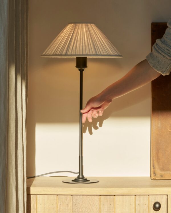 Cotswold średnia plisowana lampa stołowa biały alabaster – Brąz